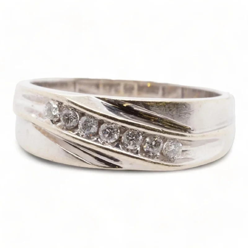 10K White Gold Round Diamond Row Band