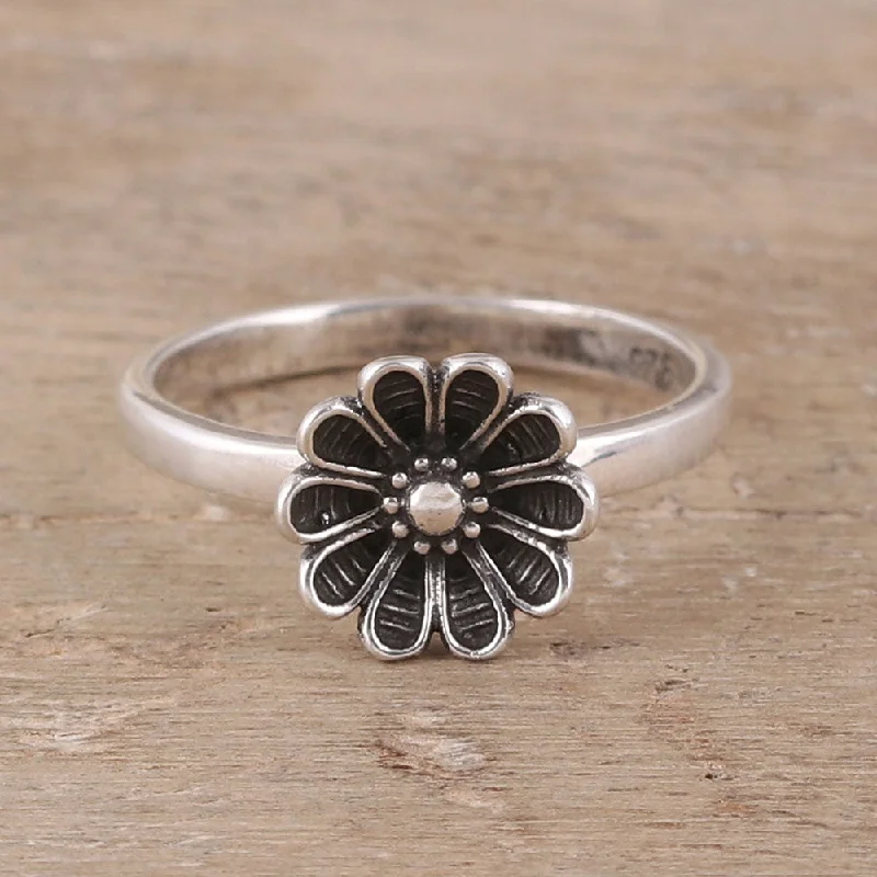 Daisy Appeal Daisy Flower Sterling Silver Cocktail Ring from India